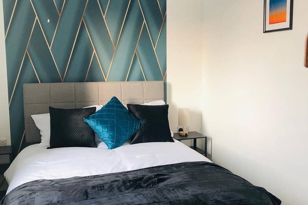 Adams Drive 4 Bedroom Stylish House |Parking in Ashford, Ashford region