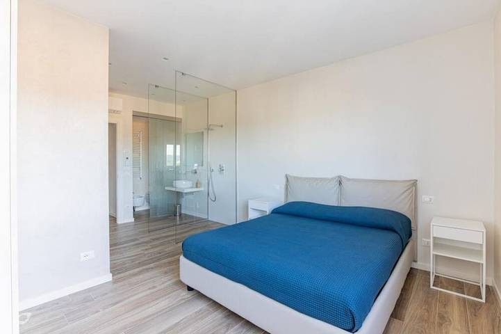 Apartamento entero, Luxurious and modern penthouse facing the sea with private solarium on the seafront of Lido di Camaiore with private parking space. The flat is on two levels.The flat opens with the bright living room, where there is a comfortable double sofa bed, dining in Lido di Camaiore, Camaiore