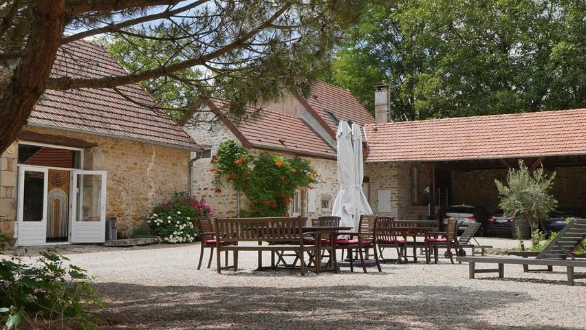 Location de vacances pour 6 personnes, avec jacuzzi et jardin ainsi que sauna et piscine à Couches - 4