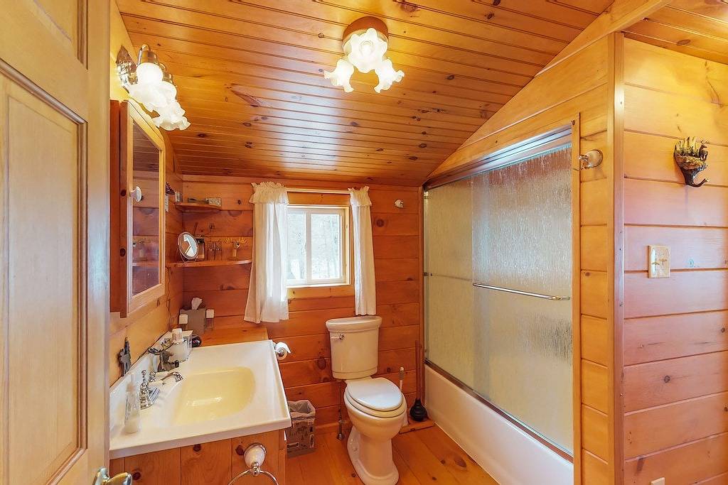 Hütte am See mit privater Bootsrampe und Zugang zum See, umlaufende Veranda, Feuerstelle in Moosehead Lake