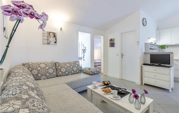 Ganze Ferienwohnung, Gemütliche Ferienwohnung mit Terrasse, WLAN und Parkplatz, 1 km vom Strand Bijeca entfernt in Medulin Stadt, Medulin