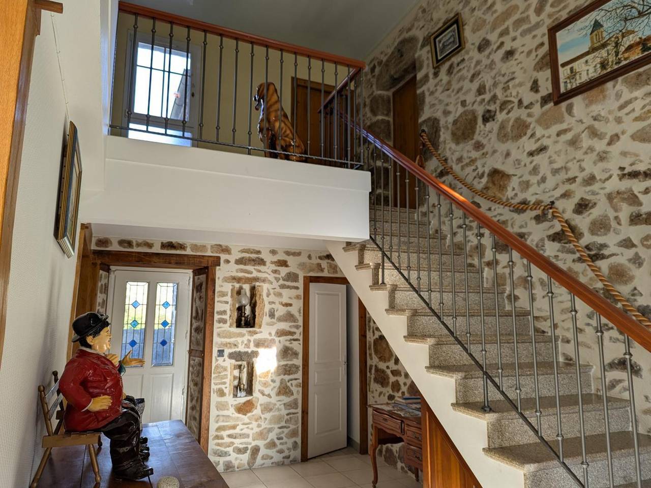 Gîte spacieux avec piscine privée et jardin, idéal pour familles avec animaux in Esse, Charente