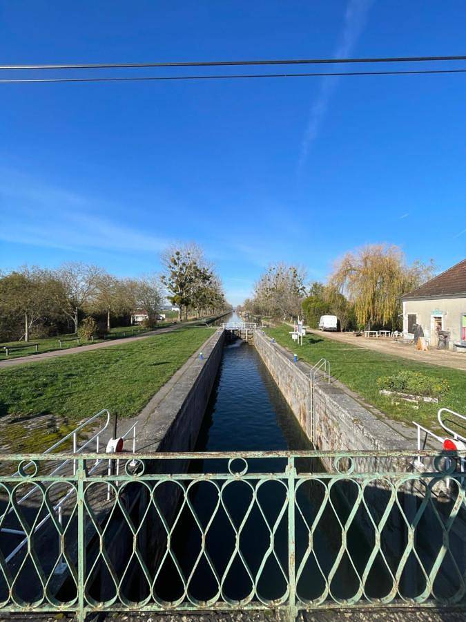 Gîte pour 4 personnes, avec Jardin à Ouges - 3