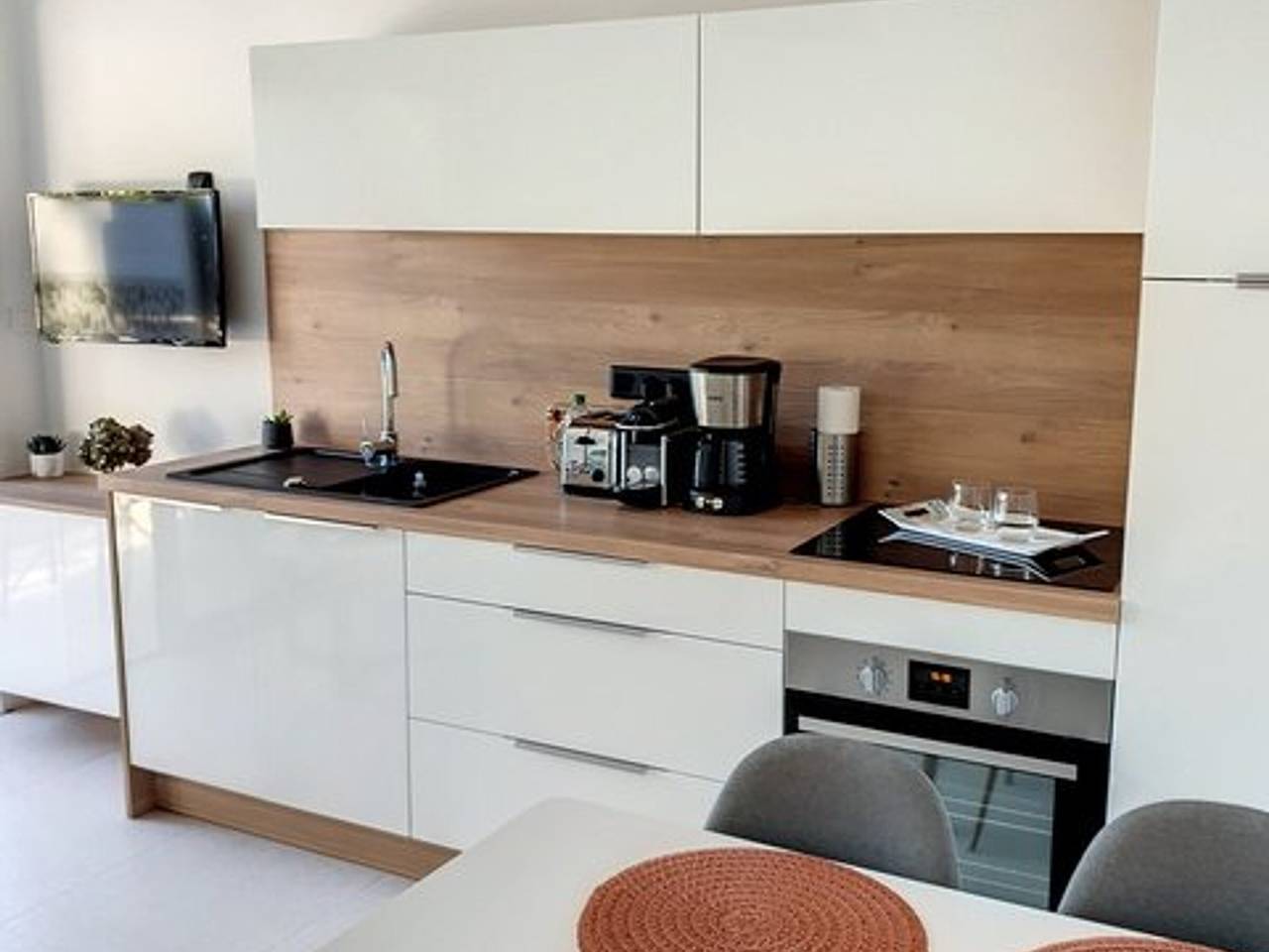 Entire apartment, Air-conditioned T1 with Terrace, Pool, Parking, Walk to Beach, Shops in Bormes-les-Mimosas, Parc national Port-Cros