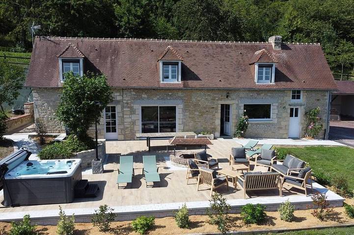 Gîte pour 10 personnes, avec jardin et jacuzzi dans Saint-Germain-de-Clairefeuille
