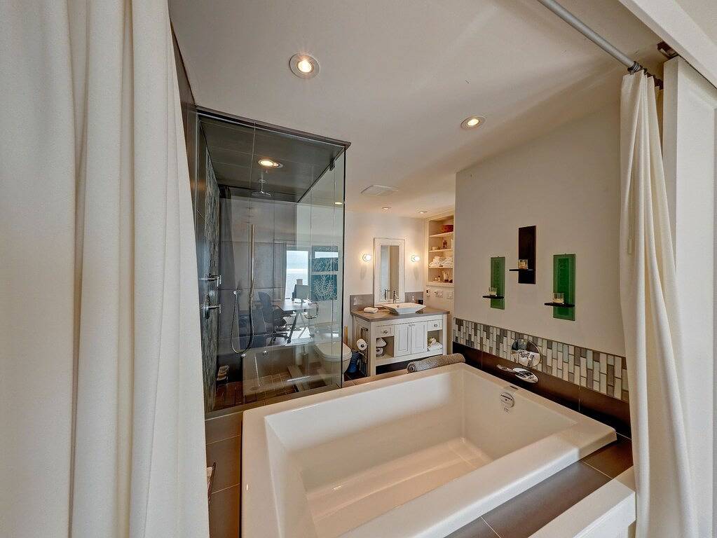 Gibsons Oceanfront-Designer Luxus 3 Br Home-Strand, Whirlpool, zu Fuß in die Stadt in Sunshine Coast Regional District