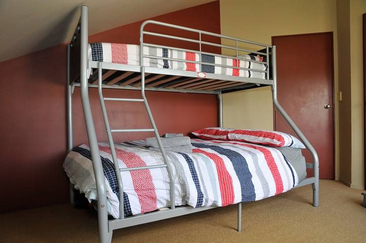 Holiday home for 10 people, with terrace and hot tub in Whangamata