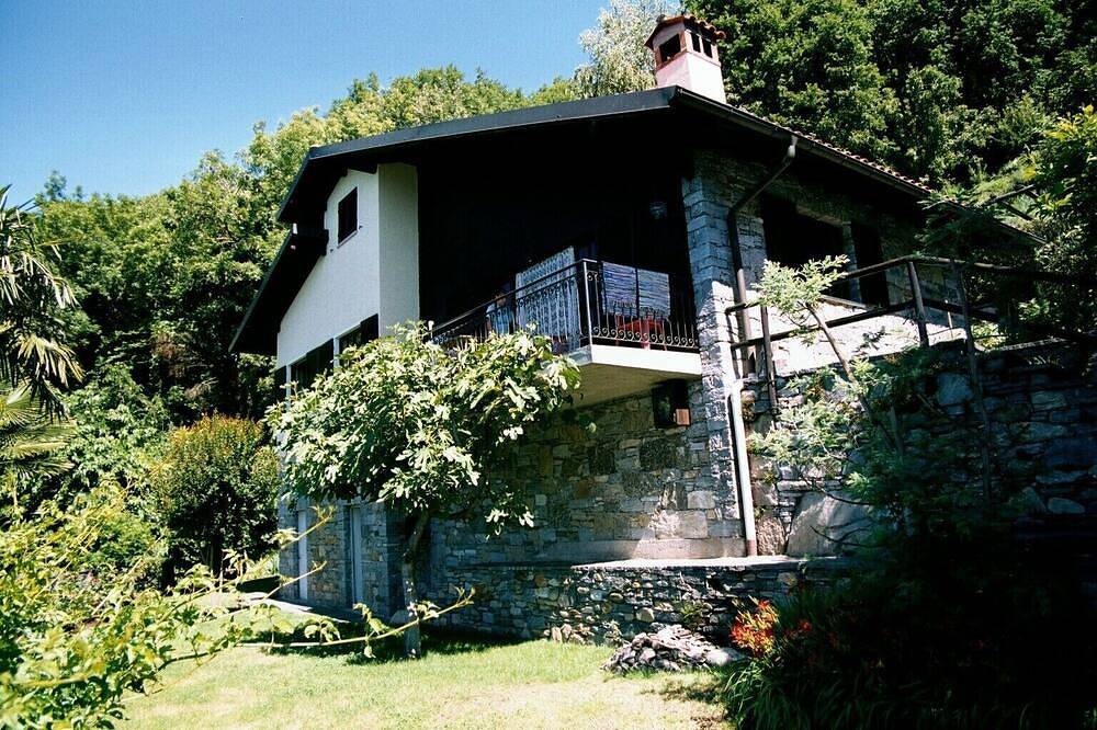 Großes Ferienhaus mit Garten und Traumblick auf den Lago Maggiore in Piancassone, Trarego Viggiona