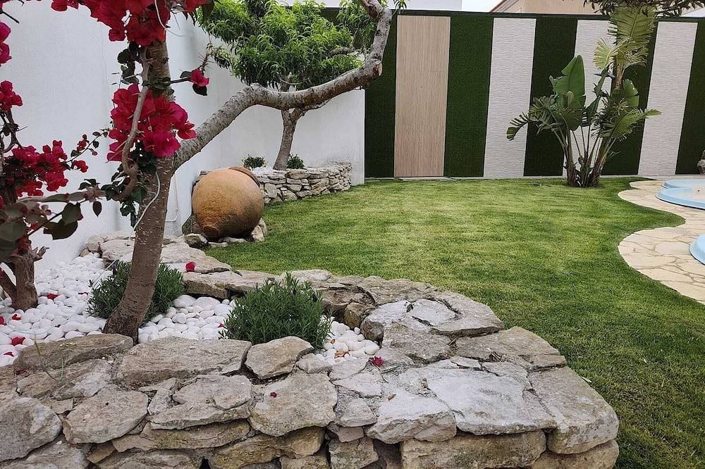 Charming 1-bedroom house with Ac in lovely Peniche and a swimming pool. in Peniche, Leiria District