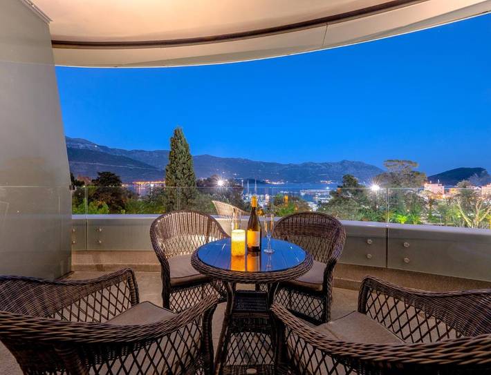 Ferienwohnung für 4 Personen, mit Ausblick und Garten in Budva