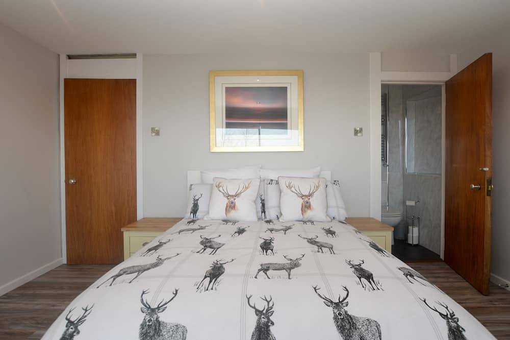 Cliff Top - Bubbling Springs - spectacular sea views. Sleeps 4 guests in Inverclyde