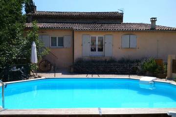 Location de vacances pour 6 personnes, avec balcon et jardin à Mazan