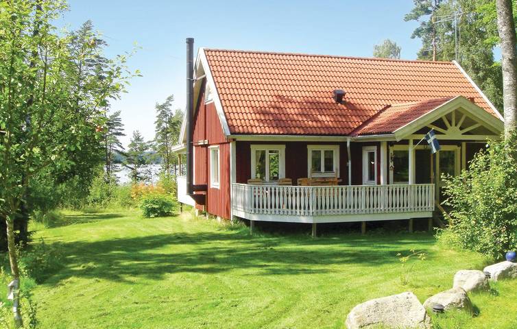Feriehus for 6 personer, med Terrasse og Sauna i tillegg til Innsjøutsikt i Småland