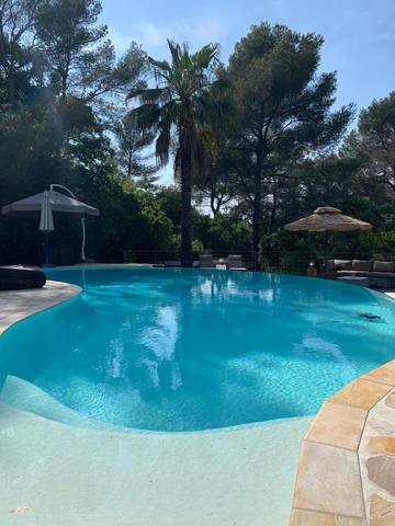 Chambre d’hôte pour 2 personnes, avec jardin ainsi que vue et piscine à Saint-Raphaël