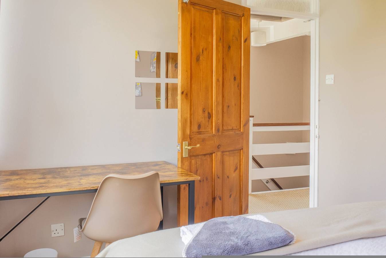 Spacious 4-Bed House    Guildford    Free Parking in Worplesdon, Guildford