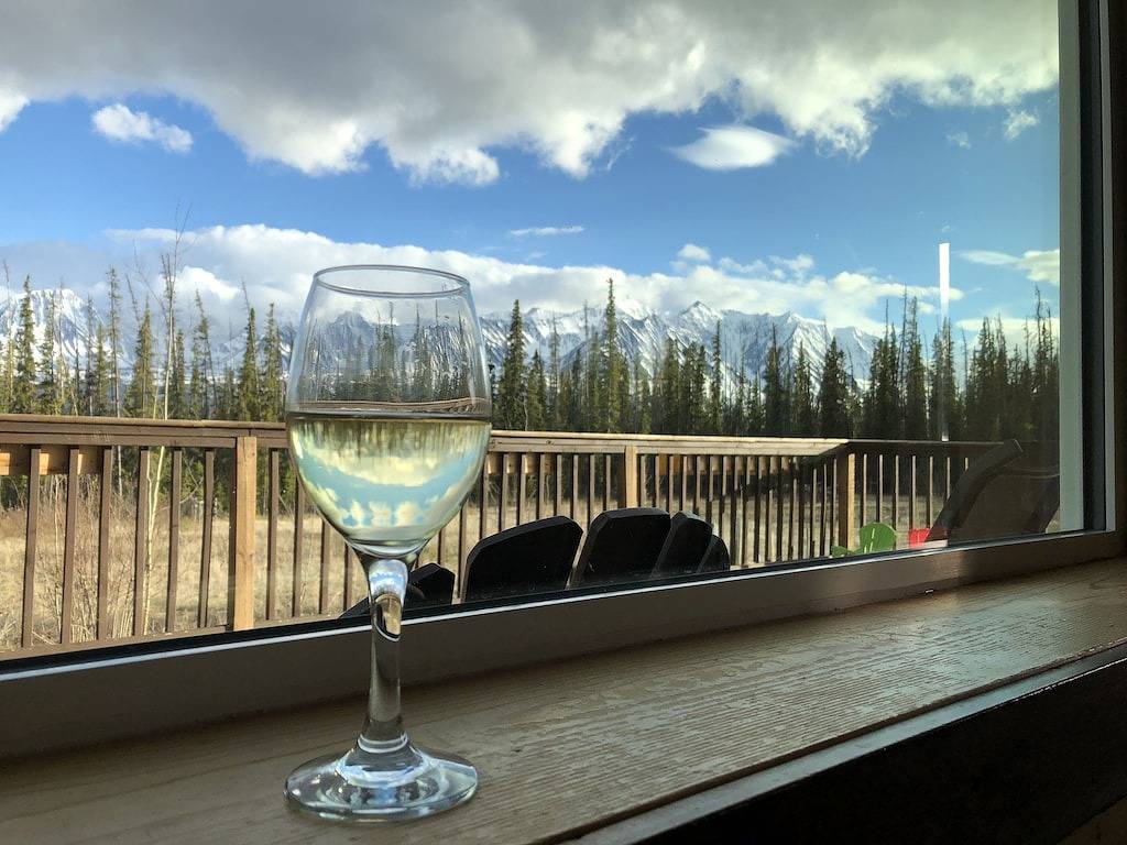 Beautiful relaxing Log Chalet with amazing view of Saint-Elias Mountain range. in Yukon