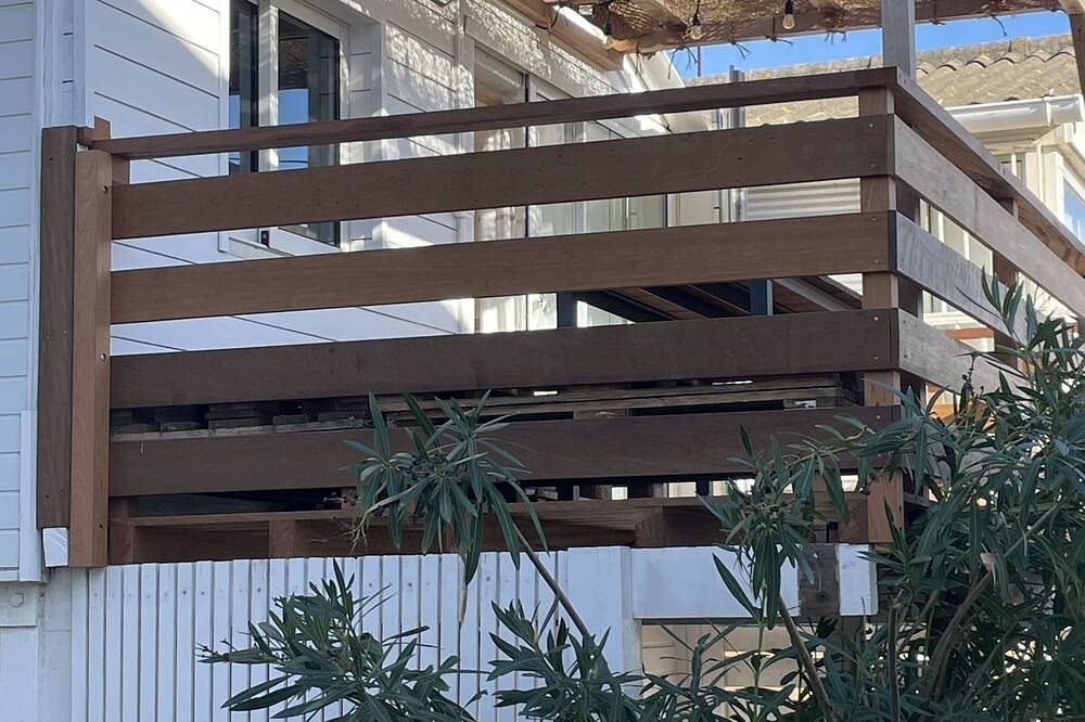 Authentic wooden chalet with sea view sleeps 4 in Gruissan (Ville), Gruissan