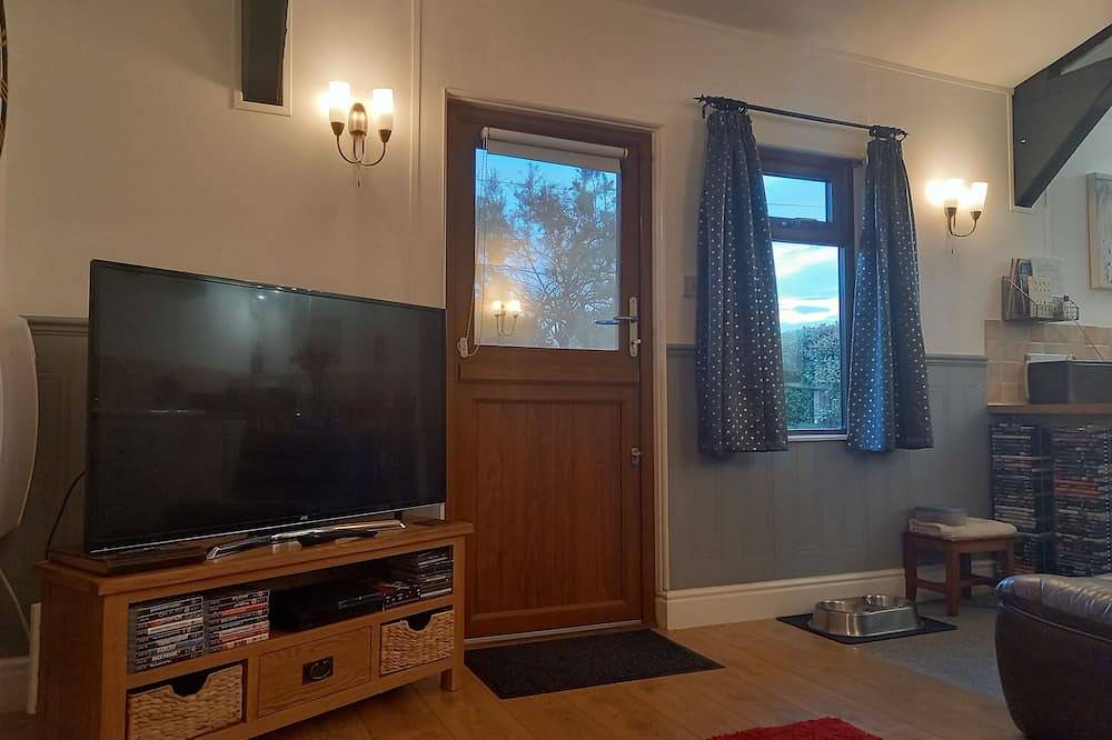 Found at the foot of Roundway Hill with it's own secluded garden. Pet friendly. in Wiltshire