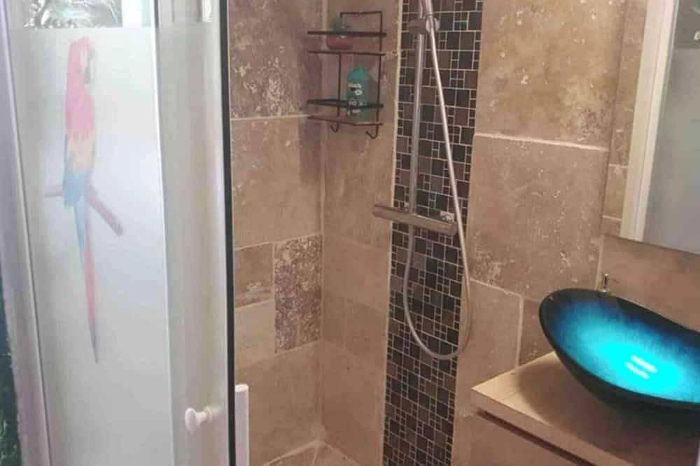 La Romance jacuzzi sauna de luxe quiet garden in Niort, Niort region