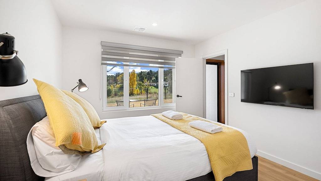 Lake Villavista - 4Br Luxury Townhouse l Pet Friendly l Lake Views l Wifi l Bbq in East Jindabyne, New South Wales