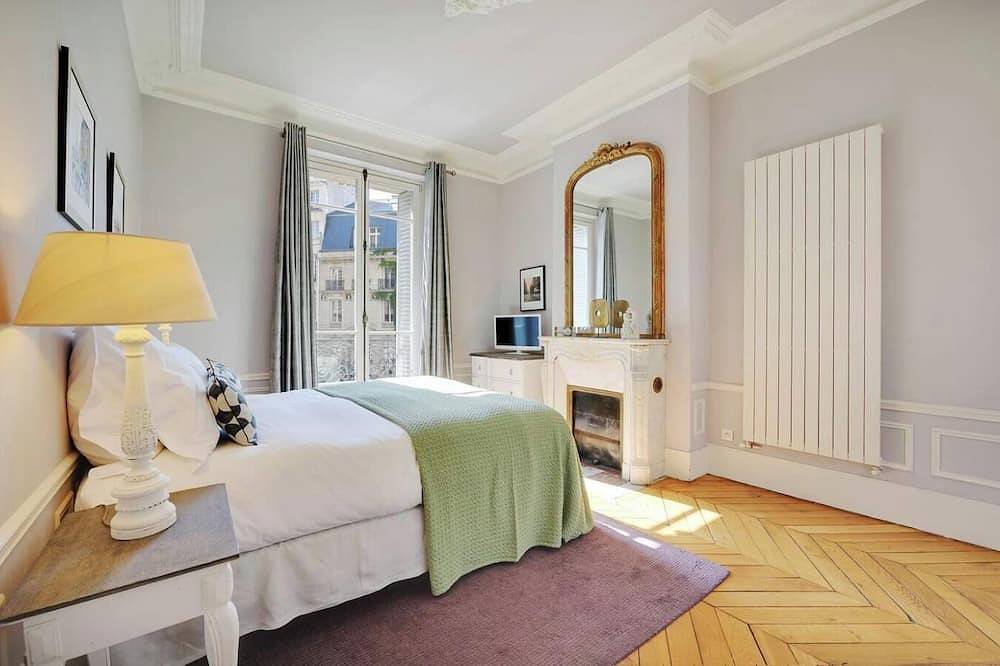 Entire apartment, Nestled In The Historic Latin Quarter,Just Steps From The Seine River&Notre-Dame in Paris, Ile de France