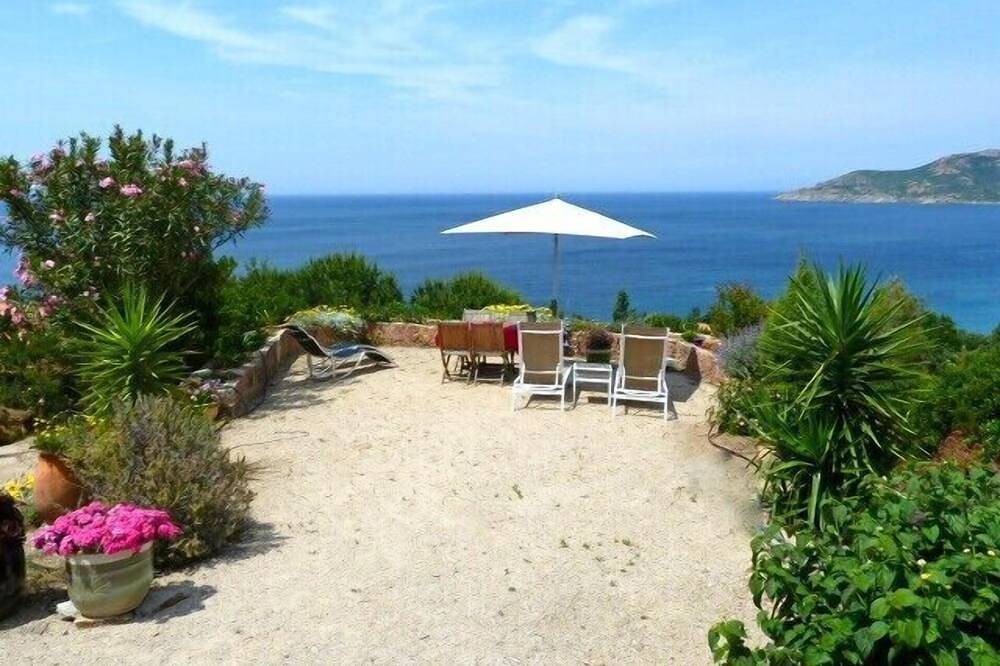 Ganze Wohnung, Wohnung in einem ruhigen Ort mit Blick auf das Meer und die Berge in Galéria, Regionaler Naturpark Korsika