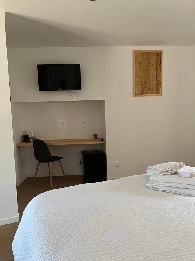 Chambre d’hôte pour 2 personnes, avec jardin ainsi que piscine et balcon, adapté aux familles à La Chapelle-Aubareil - 2