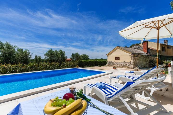 Ferienhaus für 6 Personen, mit Balkon/Terrasse und Garten sowie Pool in Porec und Umgebung