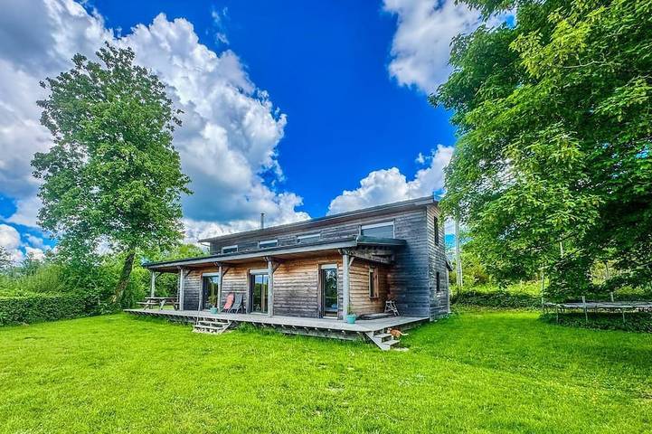 Gîte pour 8 personnes, avec Terrasse et Jardin à Saint-Brisson