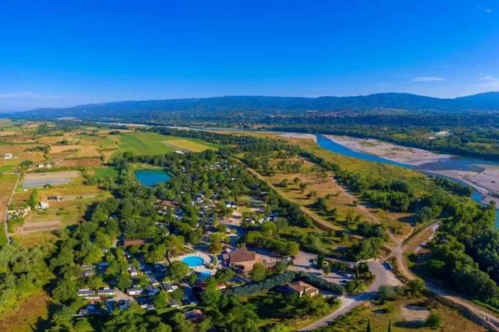 Camping pour 6 personnes, avec Terrasse et Piscine à La Roque-d'Anthéron - 2