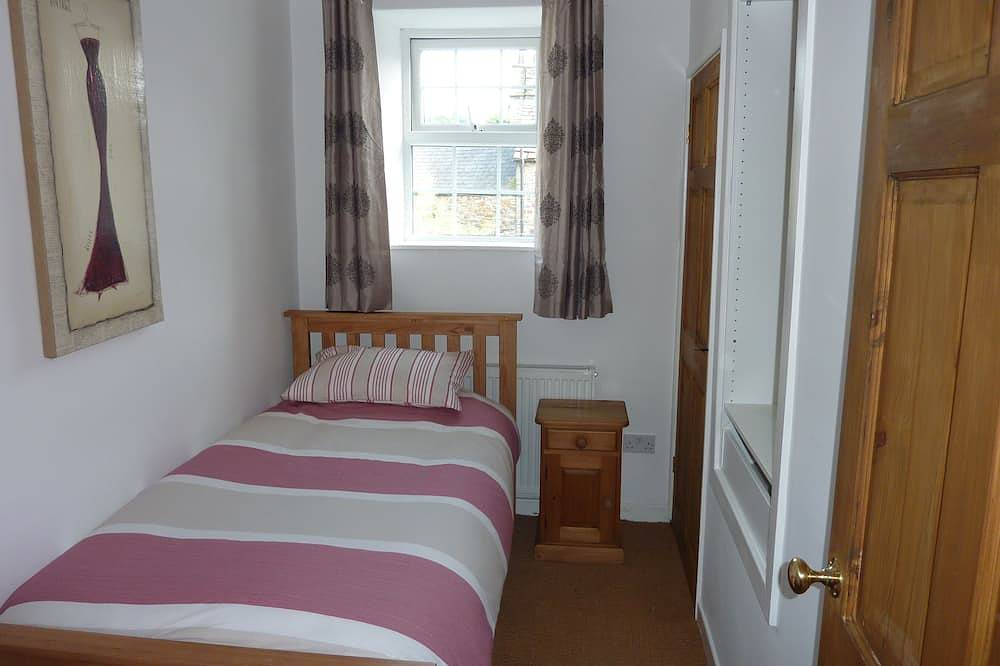 Honeysuckle Cottage, 2 bed, sleeps 3, family-friendly and pet-friendly in Derbyshire
