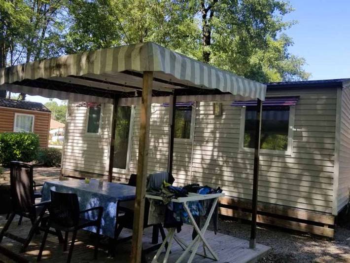 Mobil home pour 6 personnes, avec terrasse et piscine, animaux acceptés à Girac