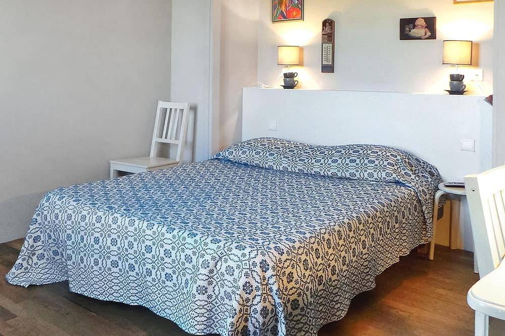 Beautiful home in Paradou in Paradou, Arles region