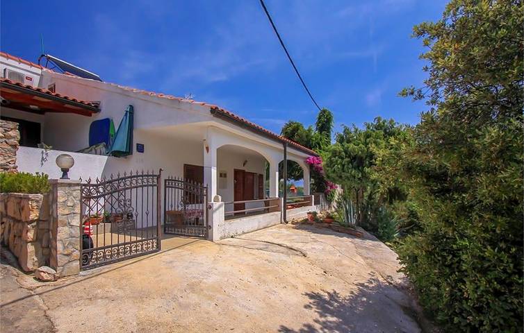 Ganze Ferienwohnung, Gemütliche Wohnung mit Terrasse, WLAN und Parkplatz, 100 m bis zur Küste in Gdinj, Hvar