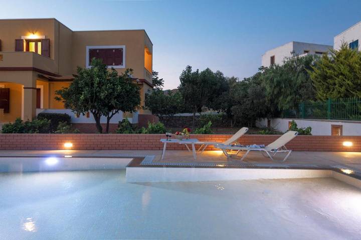 Villa voor 8 personen, with Balkon and Tuin as well as Zwembad and Uitzicht in Leros