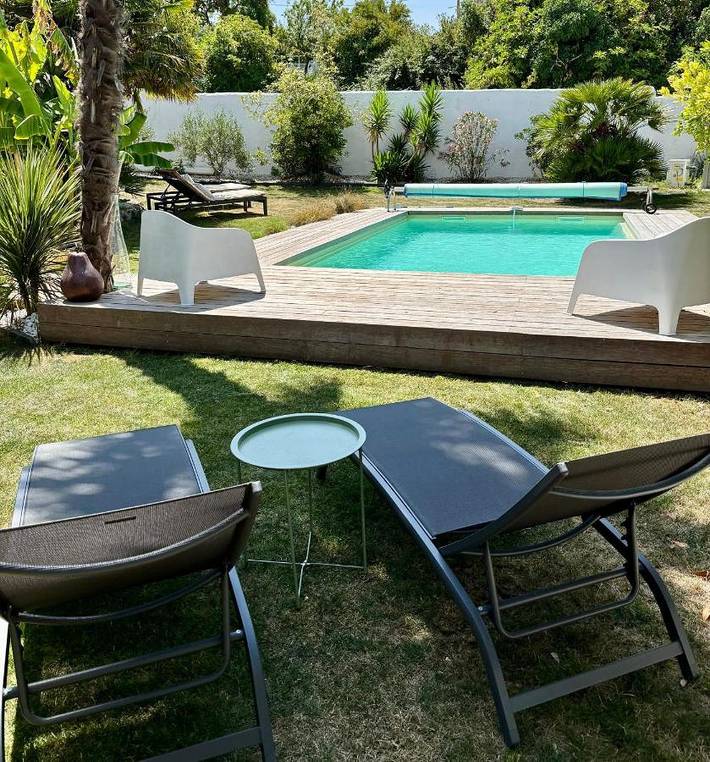 Location de vacances pour 8 personnes, avec jardin et piscine à Semussac