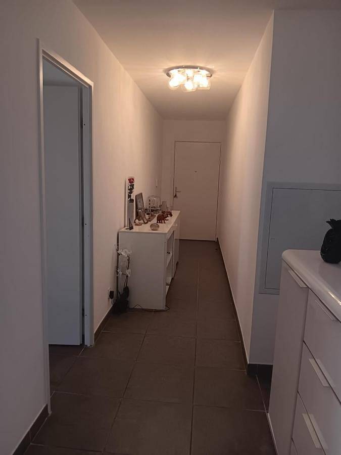 Appartement entier, Two-Bedroom Apartment in Miramas, Côte méditerranéenne (France)