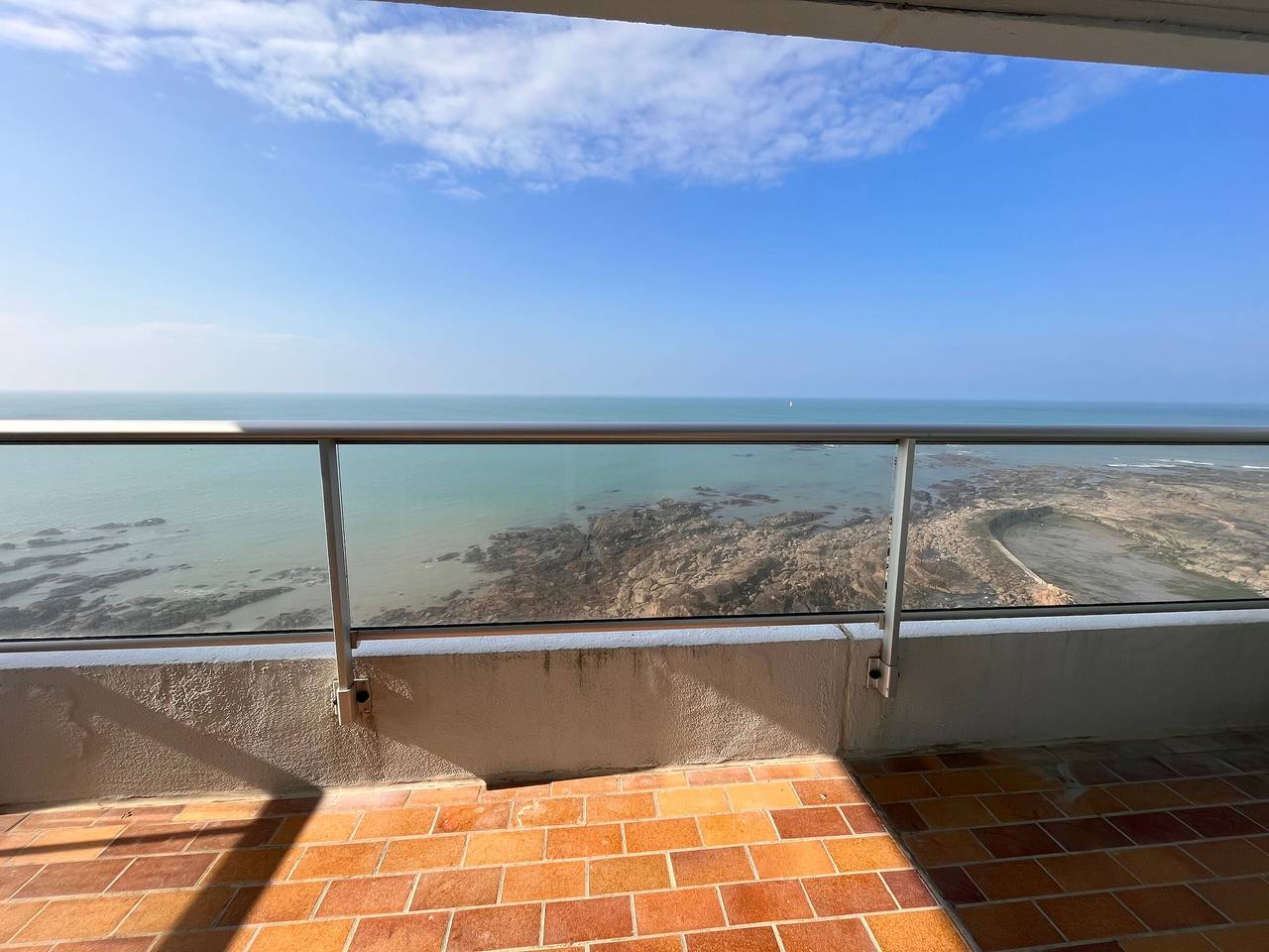 Appartement entier, Appartement confortable avec vue sur l'océan, 2 chambres et balcon in Les Sables-d'Olonne, Vendée