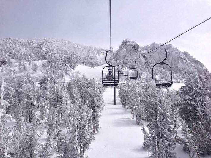 Vacation rental for 10 people, with balcony and hot tub as well as yard in Mammoth Lakes