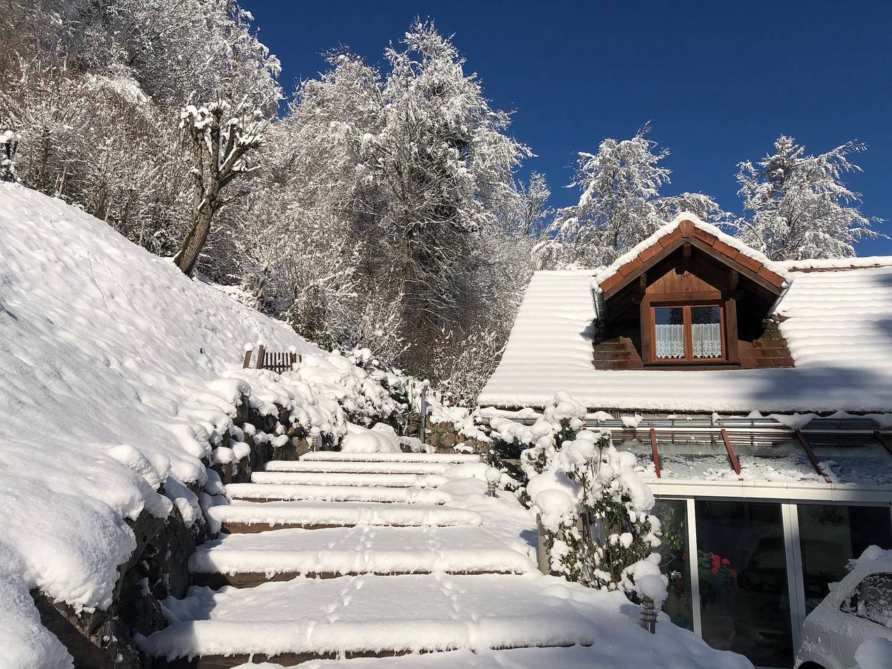 Appartement entier, Appartement "Locdecharme" avec vue sur les montagnes, terrasse privée et Starlink in Les Clefs, Région d'Annecy