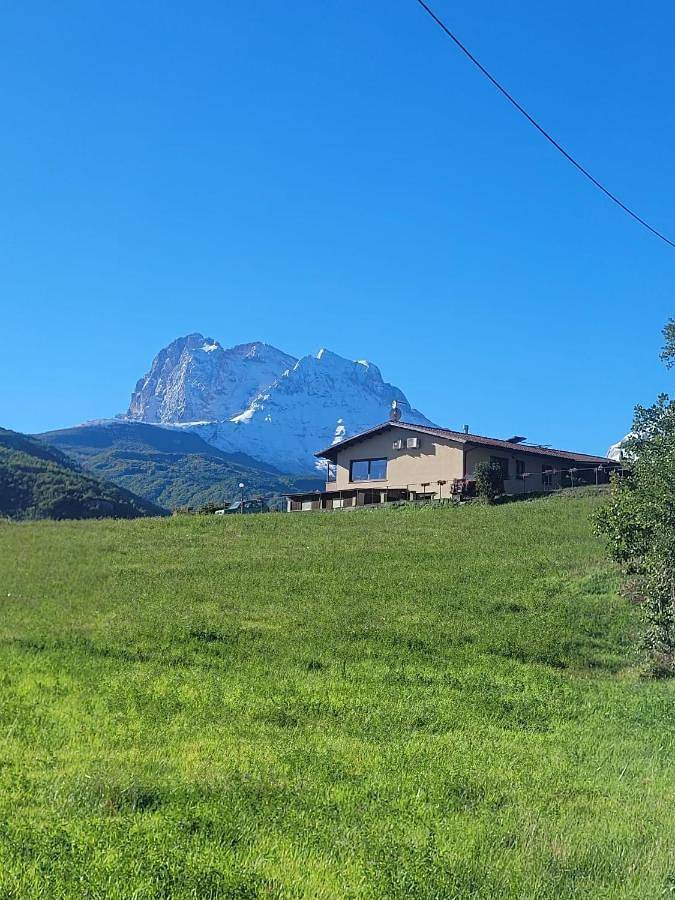 Alloggio in famiglia per 2 persone, con Idromassaggio e Terrazza nonché Giardino e Piscina in Gran Sasso