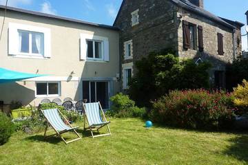 Location de vacances pour 8 personnes, avec piscine ainsi que jardin et balcon à Matignon