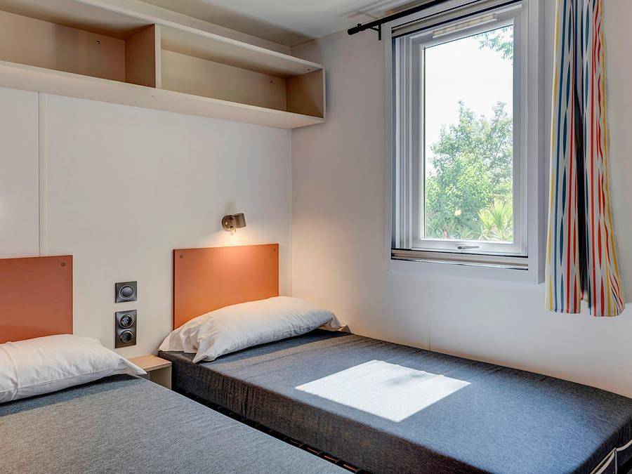 Camping Marvilla Parks - Les Pommiers du Mont Saint Michel - Mobilheim 6 personen - Comfort Xl | 3 Zi. | 6 Pers. | Erhöhte Terrasse | Klimaanlage | Tv in Beauvoir, Mont-Saint-Michel-Bucht