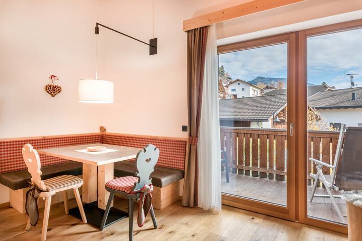 Hel lejlighed, Holiday Apartment 'Hatzes App Raschötz' with Mountain View, Balcony and Wi-Fi in Tschöfas, Lajen