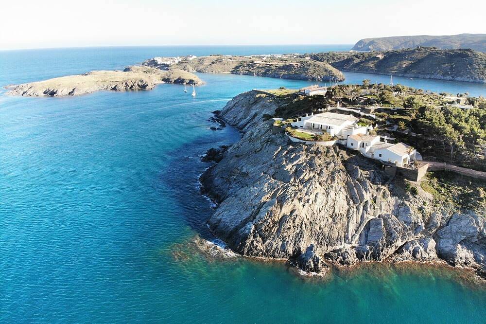A unique seafront villa with infinity pool in Cadaques, Spain in Platja de Sant Antoni (Cadaques), Cadaqués