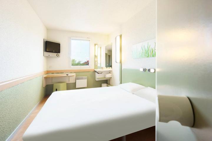 Hôtel pour 3 personnes, avec terrasse à Déols - 2