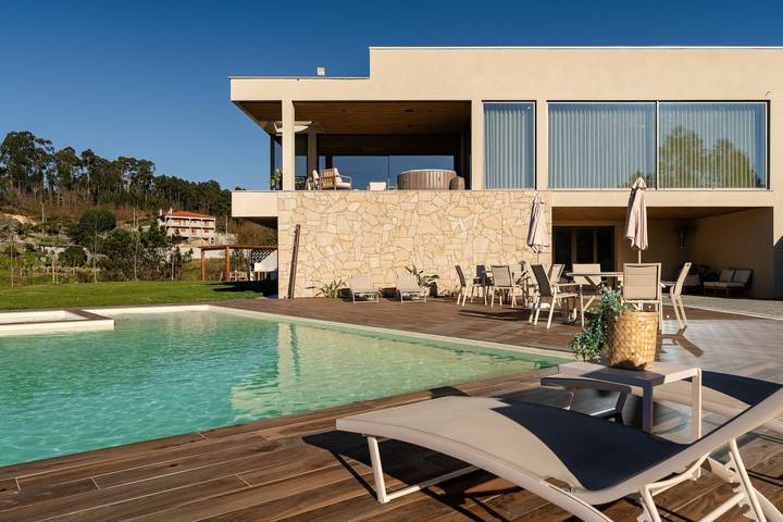 Chalet para 18 personas, con jacuzzi y balcón además de jardín y piscina para niños en Distrito de Braga