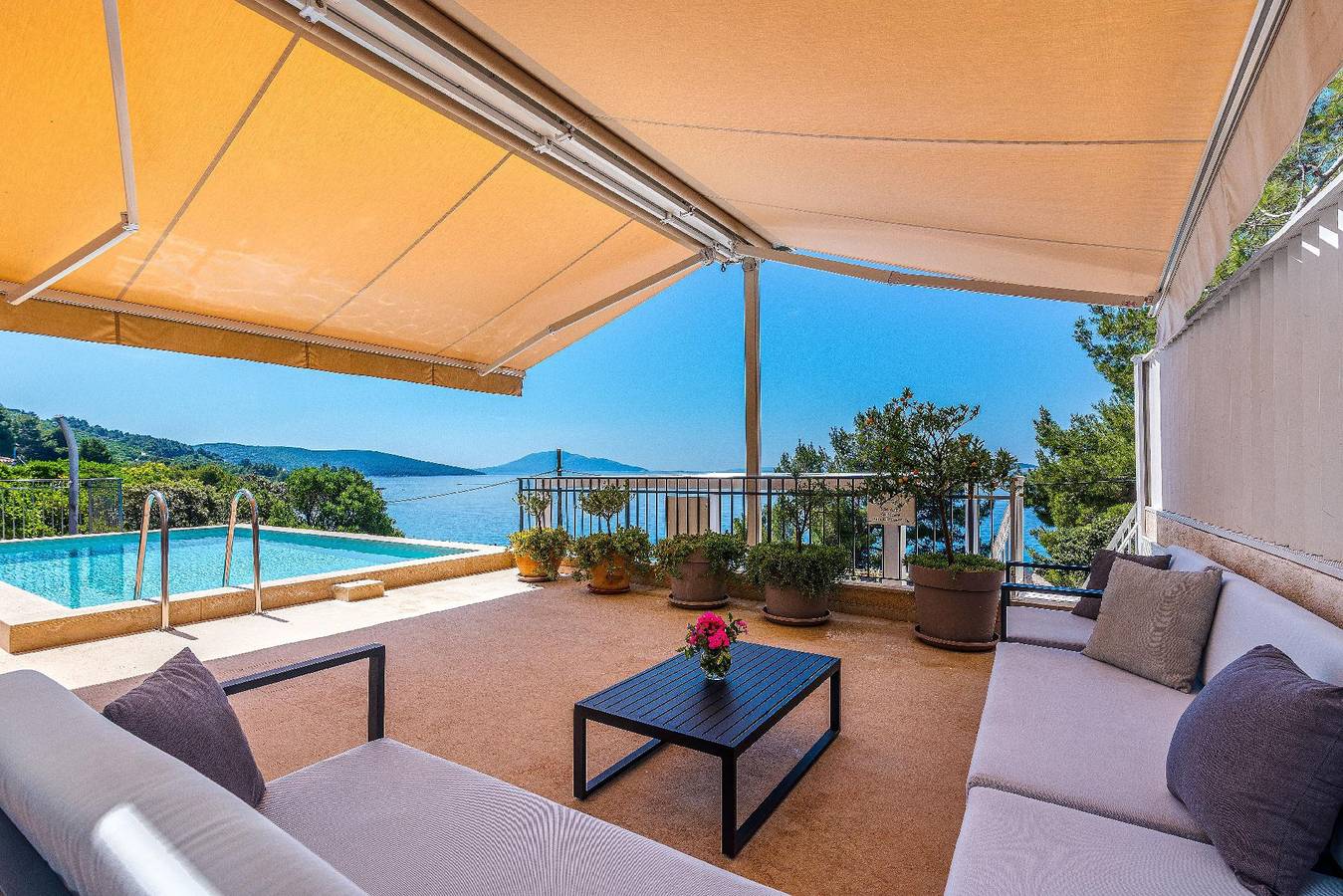Geräumige, luxuriöse 5*-Ferienvilla mit Meerblick, eigenem Pool und großer Terrasse, in Hanglage in erster Reihe zum Meer in Martinscica, Cres