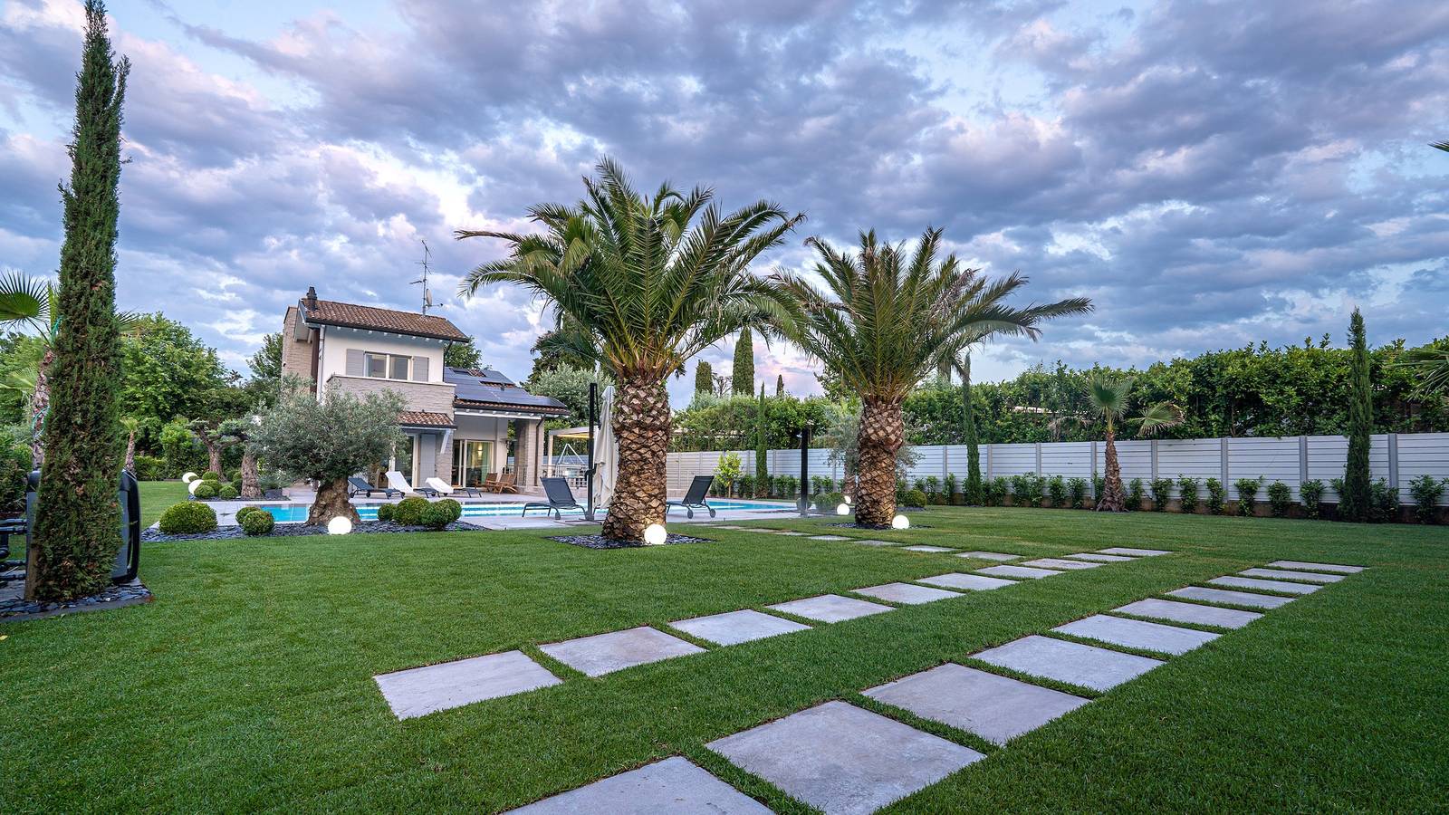 Villa „Sirmione fronte lago“ mit Seeblick, privatem beheiztem Pool und Wlan in Sirmione, Gardasee-Berge