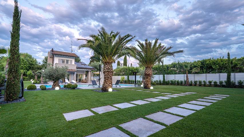 Villa "Sirmione Lakefront" with Lake View, Private Heated Pool, and Wi-Fi in Sirmione, Gardabergen